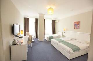 Отель Amber Hotel Баку Трехместный номер-5