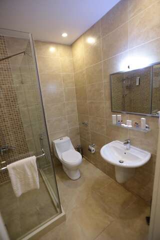 Отель Amber Hotel Баку Трехместный номер-8